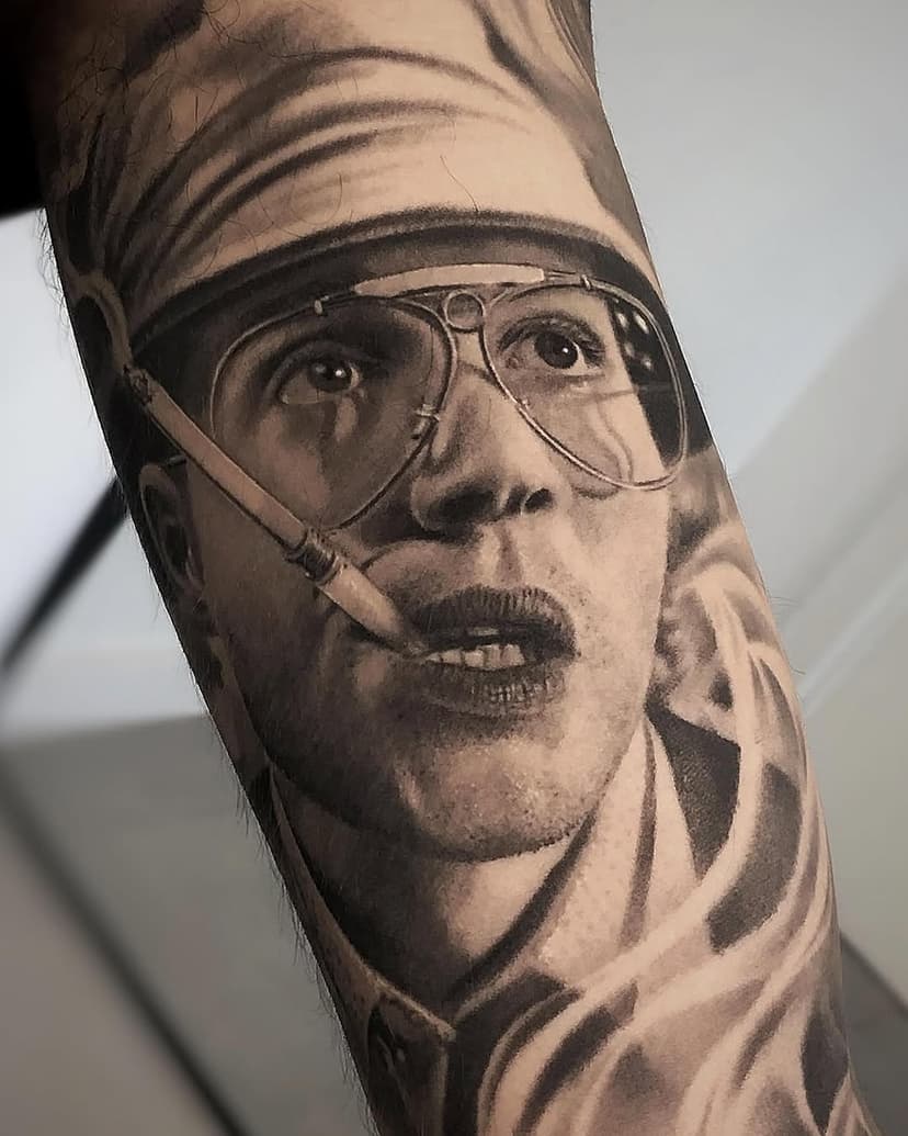 ✨Retrato de Raoul Duke de la película miedo y asco en las vegas interpretado por Johnny Depp totalmente curado.
.
. Realizado por @carlesbonafe 
. 
. Agujas @bully.cartridge 
.
.
.
.
#arsmagnatattoo #tattoo #tattooartist #tatuajesvalencia #tattoovalencia #tatuajes #tattooespaña #valenciatattoo #tattoooftheday #inked #inked #inktattoo #ink #tattoodesign #blackandgreytattoo #tattoolife #valencia #tattooart #thebesttattooartists #spanishtatto #tattooinspiration #spaintattoo #thebestspaintattoo #tattooed #tattooideas #tattooofinstagram #valenciatattoos #blacktattoo #art #tattooist