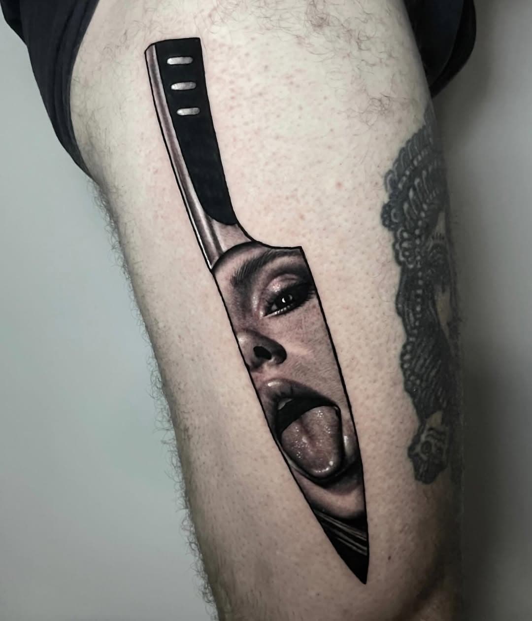 Muchas gracias Cristian!! Otro cuchillito para la colección, los amo 🔪🖤🫶 Hecho con @jconly_oficial y @vicecolors_official 💖 #knifetattoos #knife #sexytattoos #sexy #darktattoos #realistictattoos #darkink #darkinkers