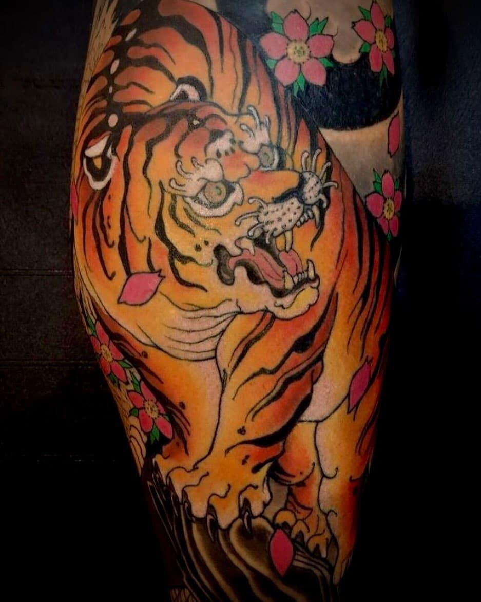 Tiger by Tony
@tonycorral_tattooer 
#sandiegotattooartist #sandiegotattoos #pacificbeachtattoos #pacificbeachtattooshop #japanesetattoo #japanesetigertattoo #tigertattoo #japanesewave #cherryblossomtattoo