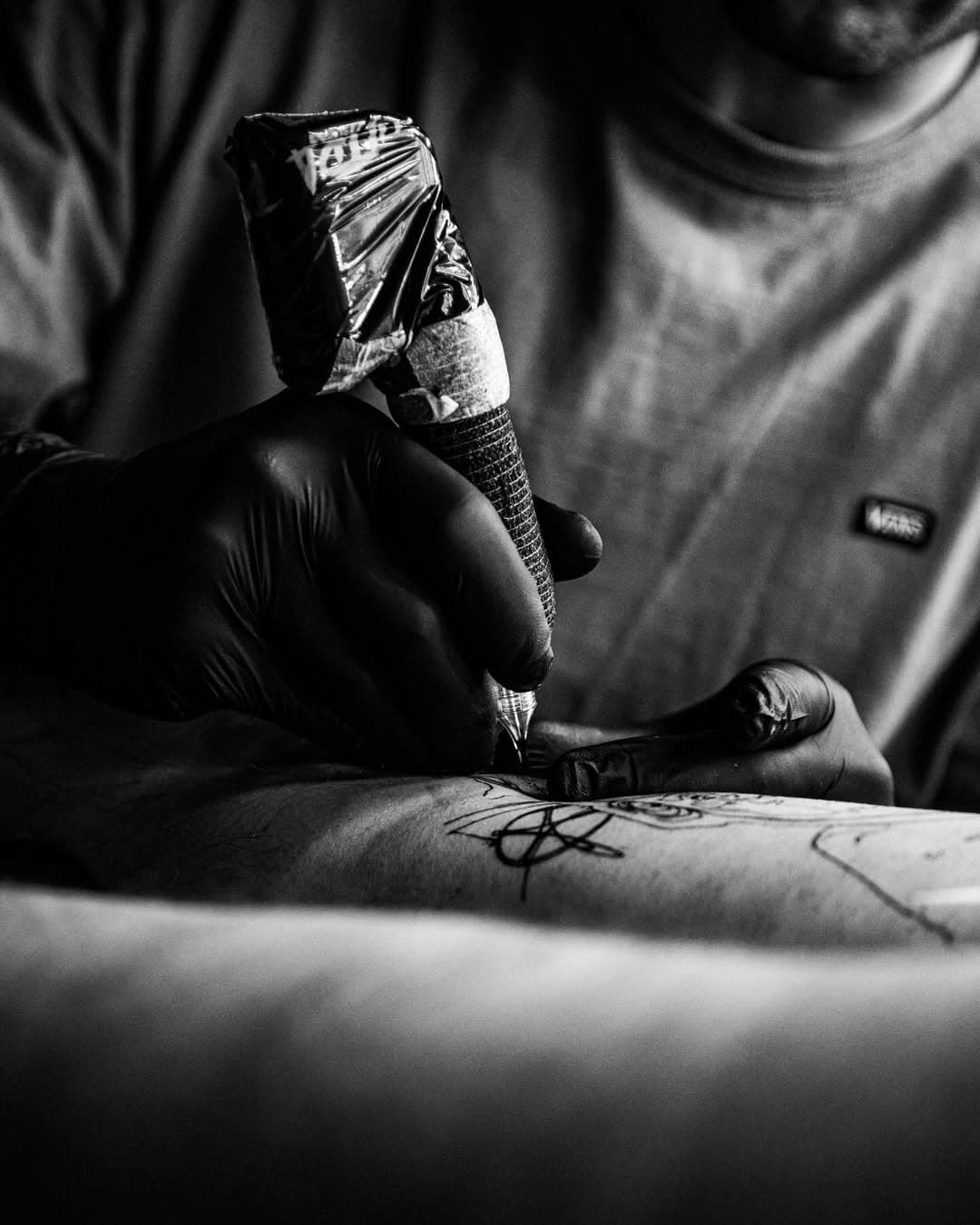 Sesión “La Haine”. Increíble el estilo y la calidad de los tatuajes de ➡️ @yeraytattoo ⬅️ echa un ojo a su perfil si no me crees. Gracias a @samu92sv por su paciencia y buen rollo. • 📸 @ecija_photo 
•
•
•
•
•
#ecijaphoto #tattoo #art #inktattoo #inklife #tinta #blackandwhite #lahaine