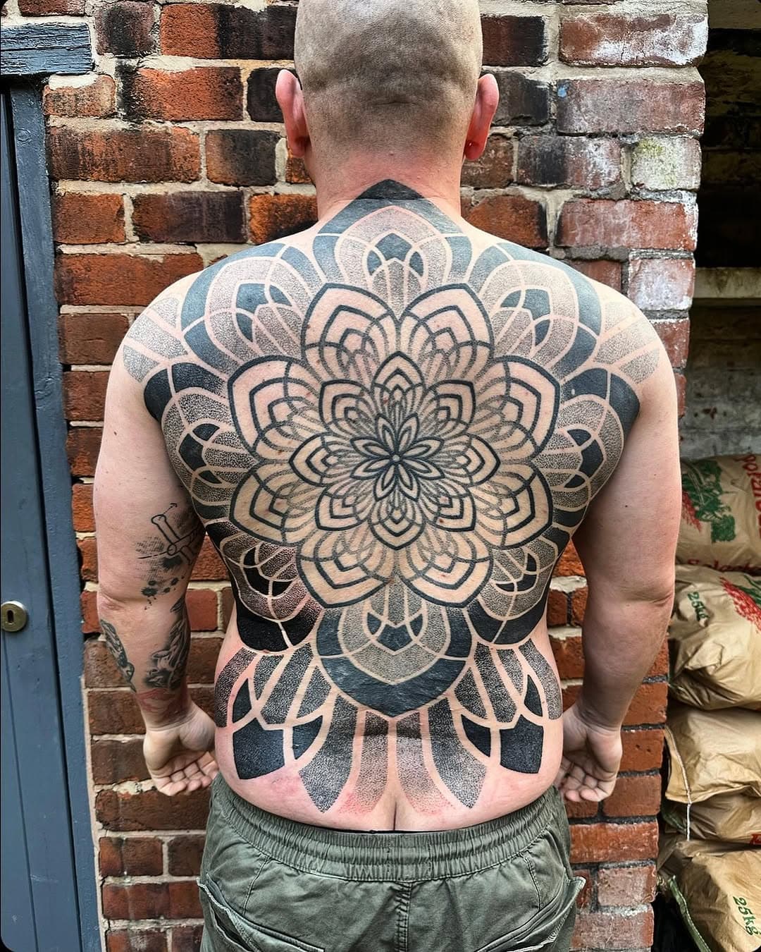 Backpiece for my friend @runfastescape ✨ absolutely loved making this tattoo ✨🖤 cheers dude! 

Made using @rotaryworks @barber_dts @dynamiccolor 
#backpiecetattoo #geometrictattoo #blackworkers #sheffieldtattoo #tenacioustattoo #dotworktattoo