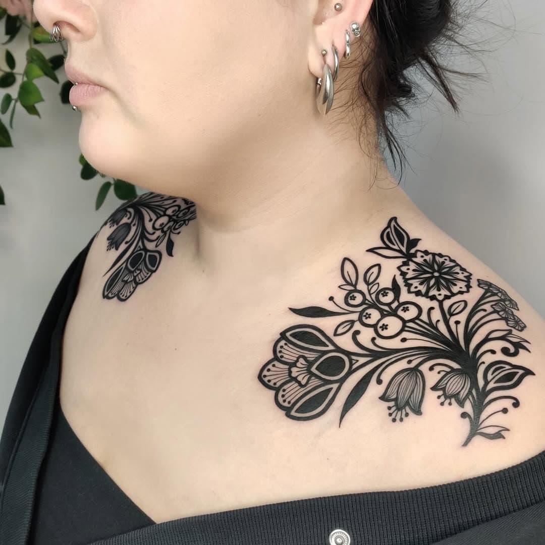 Cute spring flowers and berries for Chloe on Friday! She did actually call me names and say she didn't want to see me again for a while, but I feel like it was said with love. 
Thanks for the laufs and therapy, and also asking me to do this tattoo for you, Chloe!
.
.
.
.
#cornflowertattoo#crocustattoo#blueberrytattoo#bluebelltattoo#yarrowtattoo#devilsnettle#flowertattoos#kamiladaisytattoo#hackneytattoo#femaletattooartistlondon#collarbonetattoo#chesttattoo#goodtimestattoo