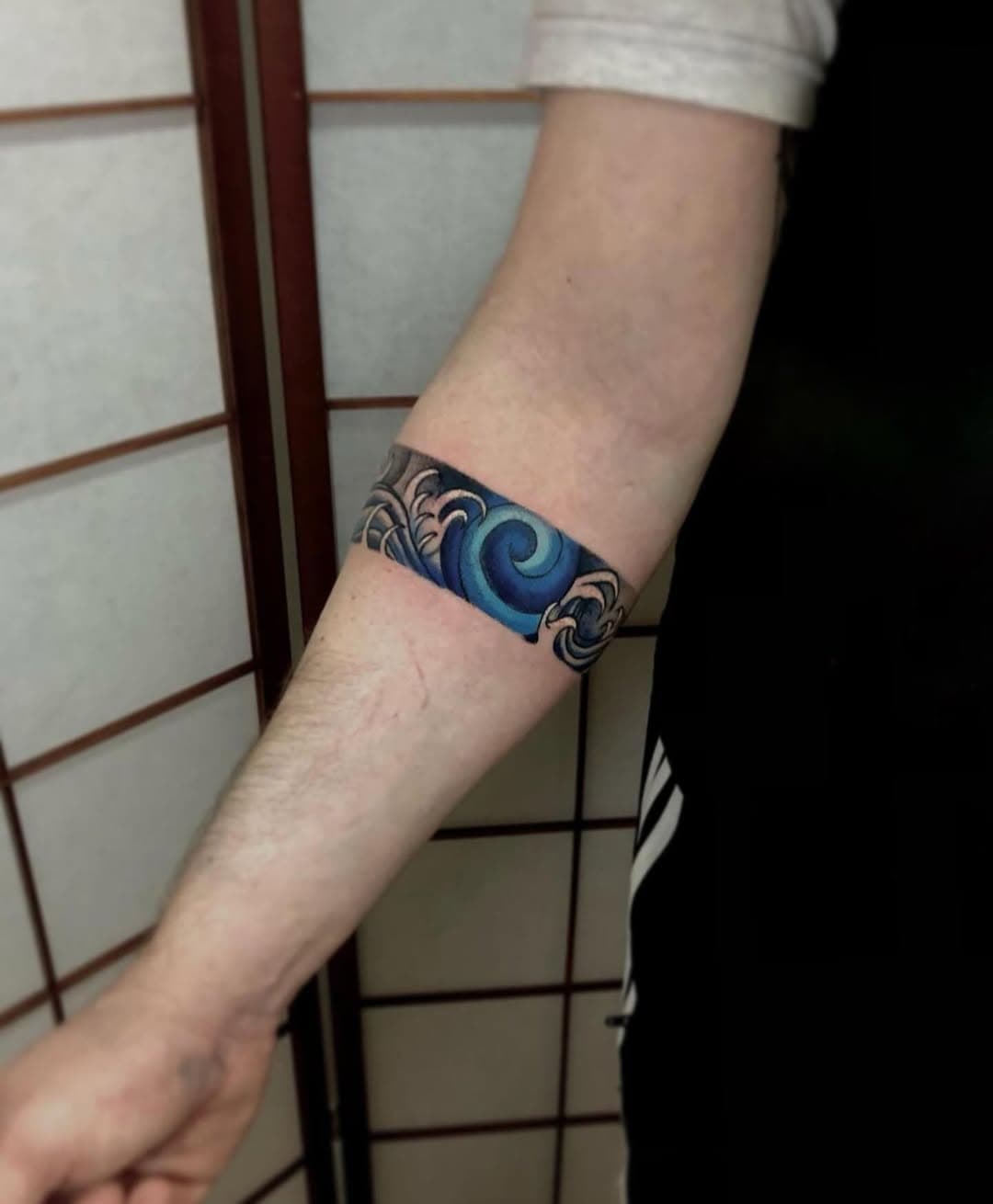 ✨ Quem olha esse bracelete não faz a menor ideia de que ele é uma cobertura feita pelo @duhzink

Com forte inspiração em demon slayer desenvolver essa arte para o querido amigo Pedro! Que já vinha a um tempo queendo cobrir uma tatuagem indesejada na região do antebraço.

Quer ter uma arte como esta desenvolvida exclusivamente para você também? Então clica no link na bio e seja feliz 🫶
⠀
#Tattoo #tatuagem #ink #tattooart #art #arte #inked #tatuaggi #tatuaggio #tattooed #tattooideas #tattoo2me #tattoo2us #tattoodo #tatuadorpoa #canoastattoo #canoas #figinitattoo #coverup #bracelete #band #armband #tatuador