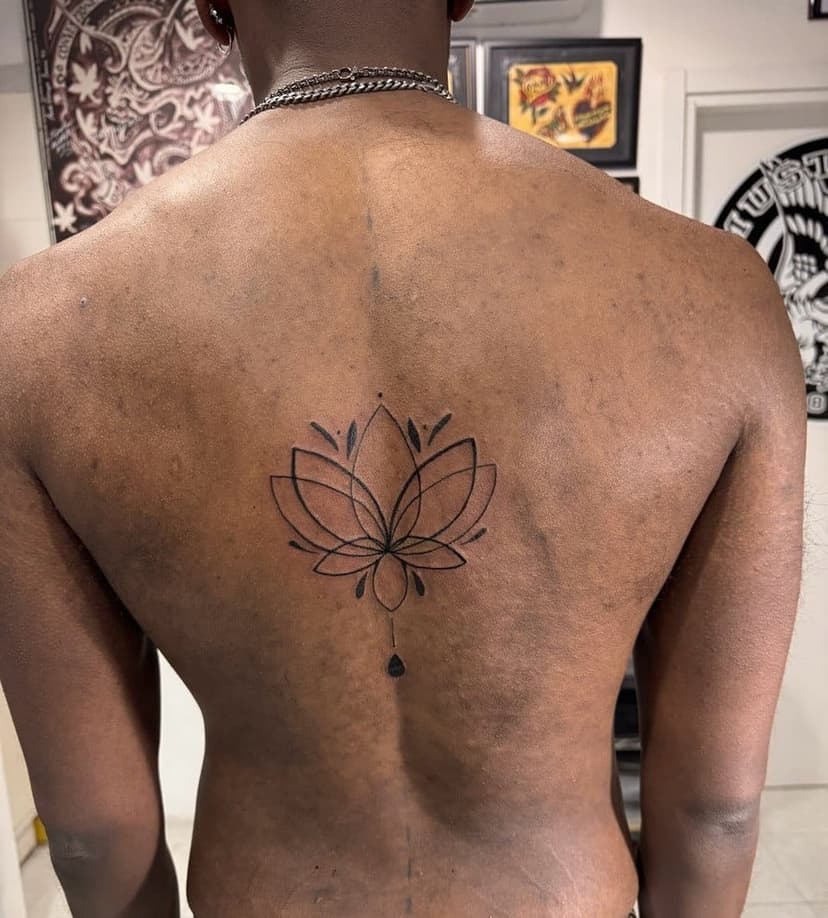 Mi trovi al Mustapha tattoo studio. Contattami per info!
#tattoo #linestattoo #fioredilototattoo #lotoflowertattoo #blacklines #mustaphatattoo #catanzaro #italy🇮🇹