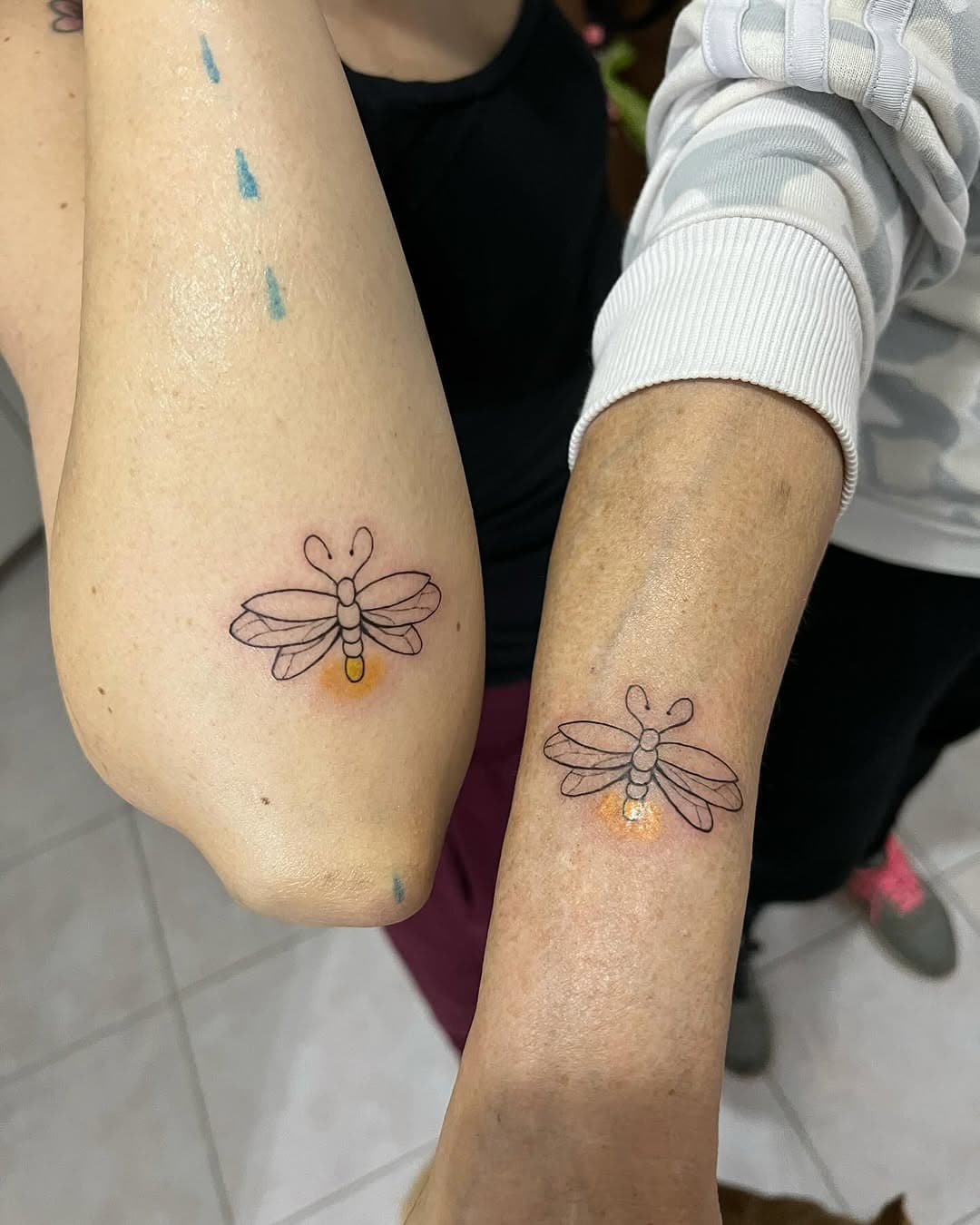 “Tatuare una lucciola su una donna può rappresentare la sua femminilità e la sua capacità di illuminare il mondo intorno a sé. La lucciola simboleggia la bellezza, la delicatezza e la forza interiore, richiamando l’idea di una donna che brilla nella sua unicità e che diffonde luce e positività ovunque vada.”

#tattoo #lucciolatattoo #arttattoo #bugtattoo #mustaphatattoostudio #catanzaro #italy🇮🇹