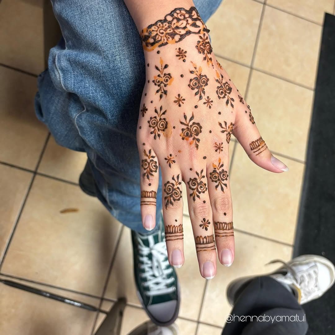 ✨
.
.
.
.
.
.
.
.
#intricatehenna #simplehenna #hennadesigns #mendhi #mendhidesign #artofinstagram #pakistani #pakistaniwedding #weddinginspiration #hennainspire #hennainspo #mendhitattoo #oakvillehenna #mississaugaartist #mendhinight #mehndi #mehendi #hennatattoo #eid2024 #eidmendhi #bridalmehndi #eidmehndi #bridal #bridalhenna #wedding #pakistanibrides #simpledesign #intricatehenna