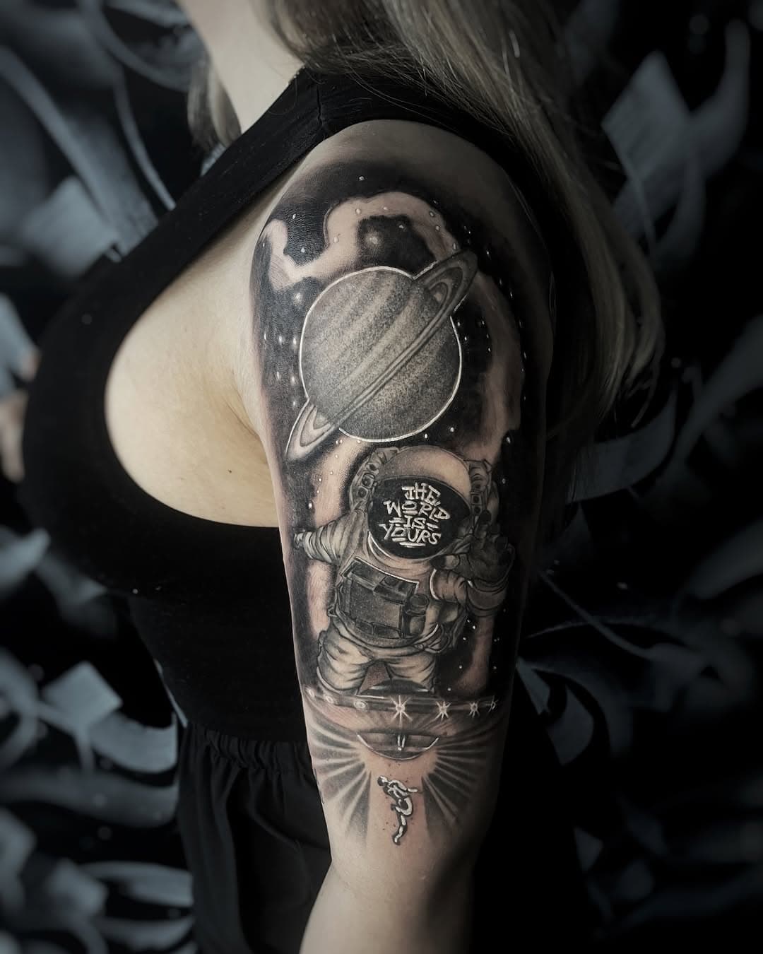 Don’t tell me sky‘s the limit when there‘s footprints on the Moon 🚀🚀🚀

Wie gefällt euch das Motiv? Schreibt es gerne in die Kommentare 🫶🏼
.
.
.
#footprintsonthemoon #tattoo #inked #inkedgirls #emallacartridges #artist #frankfurtammain