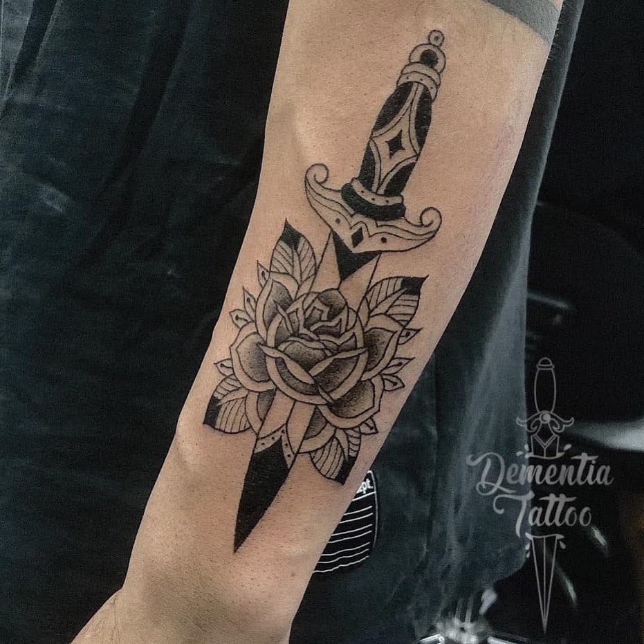 🌹 ✨ Tattoo realizado en @drassetattoostudio ✨🥀 
-
-
- Tatuadora: @dementiatattoo 
- Para más info DM 📥

#tattoo #tattoos #ink #daggertattoo #art #tattooartist #tattooed #tattooart #tattoolife #artwork #artist #blackwork #tattooist #sketch #tattooing #instagood #paintings #tattoogirl #blackandgreytattoo #tattoodesign #tatuaje #tattoostyle #tattooer #drawing #tattooink #traditionaltattoo #tatuajes #digitalart #procreate #rosetattoo