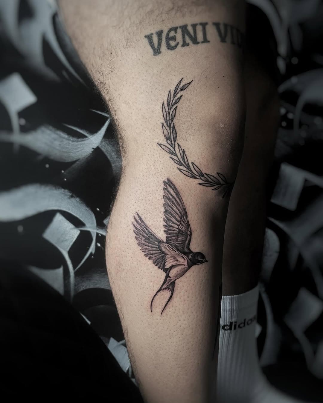 Was im weinenden Auge mir oft die Tränen zurückhält, ist ein spielendes Kind oder ein Vogel im Flug 🪽
.
.
.
#tattoo #inked #schwalbentattoo #frankfurt #emallacartridges