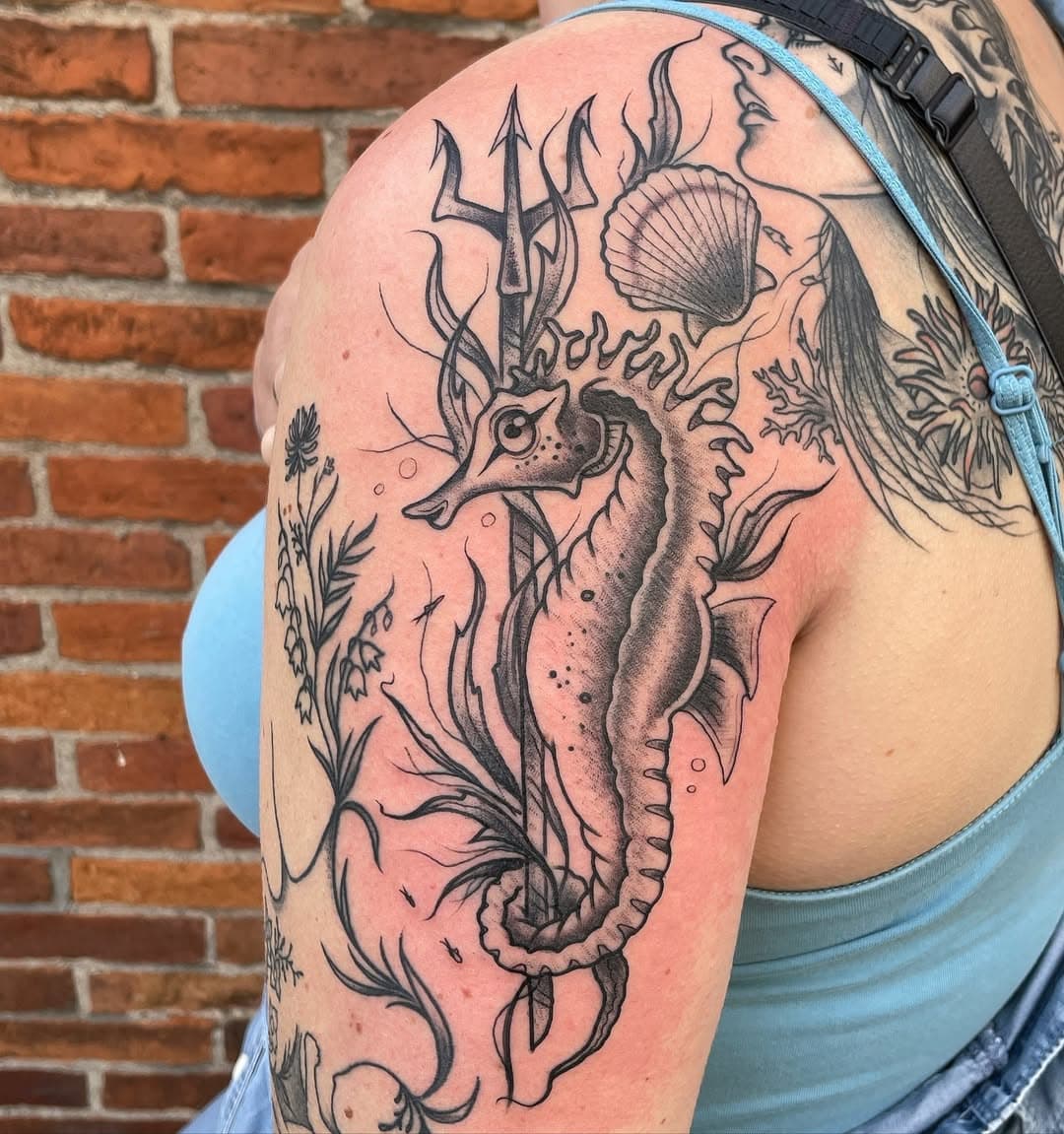 Danke Britta! #gronewoldtattoo #hamburg #altona #ostfriesland #hamburgtattoo #altonatattoo #ostfrieslandtattoo #traditionaltattoo #neotraditionaltattoo #tattoo #tattoos #ink #moin #seepferdchentattoo #seepferdchen #seahorse #seahorsetattoo #maritimtattoo #trident #dreizack #blackandgreytattoo