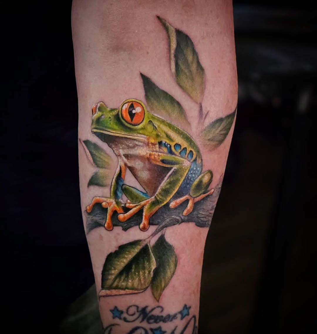 Frog by 
🐳CORNDAWG.
.
.
.
#corndawgink #belugapaloozatattoo #frogtattoo #realistictattoo #seattletattoo #ink #corpuschristitattoos