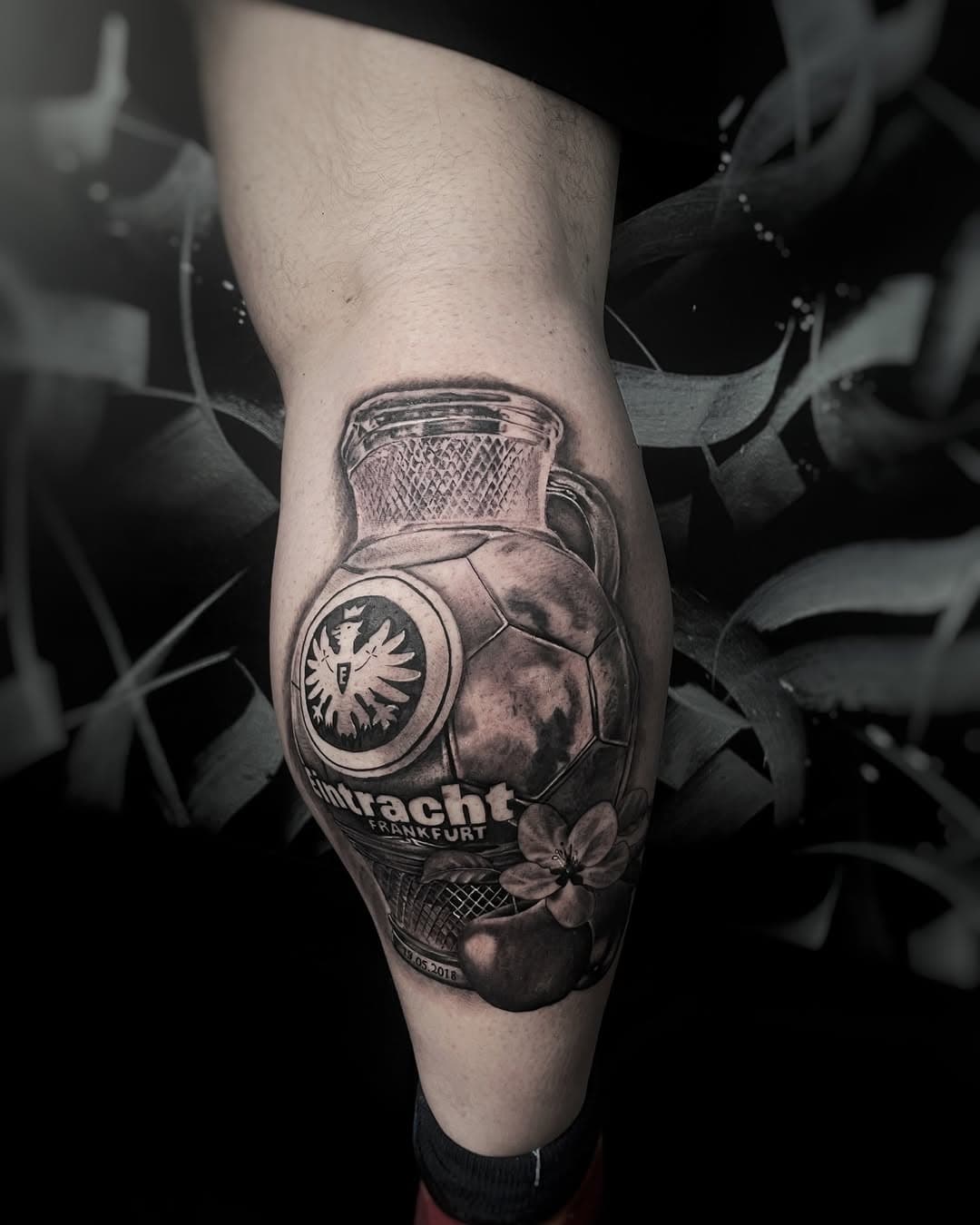 Männer können keine Gefühle zeigen ?😂
Geh mal ins Stadion !🚀
@eintrachtfrankfurt 
@eintrachtev 
@shaggygoola danke für dein Vertrauen 🫶🏼
.
.
.
#eintrachtfrankfurt #sge #tattoo #bembel #inked #frankfurt