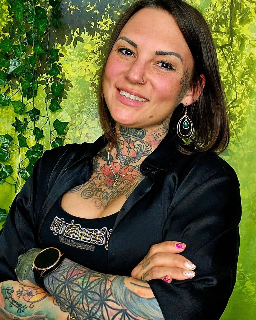 Hallo, ich heiße Melanie und gebürtig komme ich aus Hann Münden. 
Das Tattoostudio, was ich mit meinem Mann betreibe, befindet sich in der Südstadt von Hannover. Direkt am Sallplatz, Quasi im Herzen der Südstadt. 
Ich zeichne schon seitdem ich einen Stift halten kann und habe nie damit aufgehört Kunst zu machen.
Schon im Teenageralter fing ich an meine Liebe für die Tattookunst zu entwickeln. 
Ich wollte immer Tattoos haben und auch Tätowiererin werden.
Nachdem ich mit 18 mein 1.
Tattoo bekommen habe war natürlich das Feuer entfacht.
Ich habe erst Einzelhandelskauffrau gelernt und dann immer nur Teilzeit gearbeitet damit ich neben der Arbeit genug Zeit für meine Kunst hatte.
2011 war es endlich soweit. 
Mein damaliger Tätowierer ließ mich mein 1. Tattoo auf sich machen.
Ein lang geträumter Traum ging in Erfüllung. 
2012 war es dann endlich soweit, ich konnte meine Leidenschaft zum Beruf machen und fing an zu tätowieren. 
Ich brachte es mir zunächst selber bei und ging dann nach Hamburg.
Dort sammelte ich Studioerfahrung.
Mein Herz geht am meisten in Farbigen Tattoos auf.
Verspielte Motive, Florales, Mandalas.... 
Alles was so geht, am liebsten mit bunter Farbe, aber natürlich auch black and Grey.
Am allerliebsten habe ich es, wenn ich mich austoben darf, auf meinen Kunden und Freihand etwas kreieren kann was sonst keiner hat.
Schau dich auch gerne mal auf meinem anderen Account um @kuenstlerleben_tattooart 🥰
Danke für dein Vertrauen🫶🏻
🪷
Anfragen über WhatsApp 015750999895
🌸
Terminvergabe über 📧 kuenstlerleben.hannover@gmail.com 
🎨
#tattoostudio 
#hannoversüdstadt 
#tattoooftheday 
#tattooart 
#germantattooers 
#girltattoo 
#tätowierungen 
#tattoogirl
#thankful 
#tattooedgirl
#tattooedcouple 
#tattooartist 
#hannovertattoo 
#hannover 
#passion #kuenstlerlebentattooundfarbmanufaktur 
#inkedgirl
#tattoo 
#ink 
#inked 
#hannover
#artwork 
#girltattooer 
#femaletattooartist 
#hannovergirl 
#hannoverart 
#lovestory