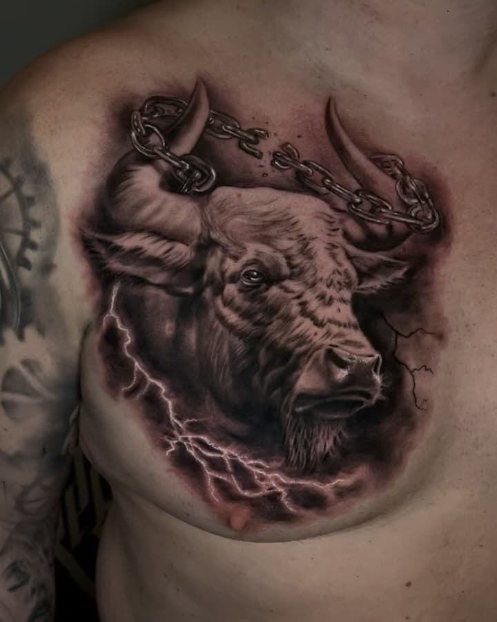 One session! Freue mich auf’s abgeheilte Ergebnis. 😎  #alek #alektattoo #aleksting #alekstingtattoo #tattoonürnberg #tattoofürth #bull #bulltattoo #realistictattoo #inked #blackandgreytattoo #nürnberg #fürth