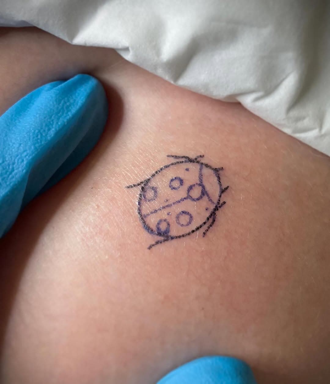 Ladybug en procés 🐞✨❣️

#handpoke #tinytattoo #stickandpoke #tatuatge #minimaltattoo #handpoketattoo #tatuajespequeños #minitatuaje #finelinetattoo #handpokemataró #granollerscentre #barcelonatattoo