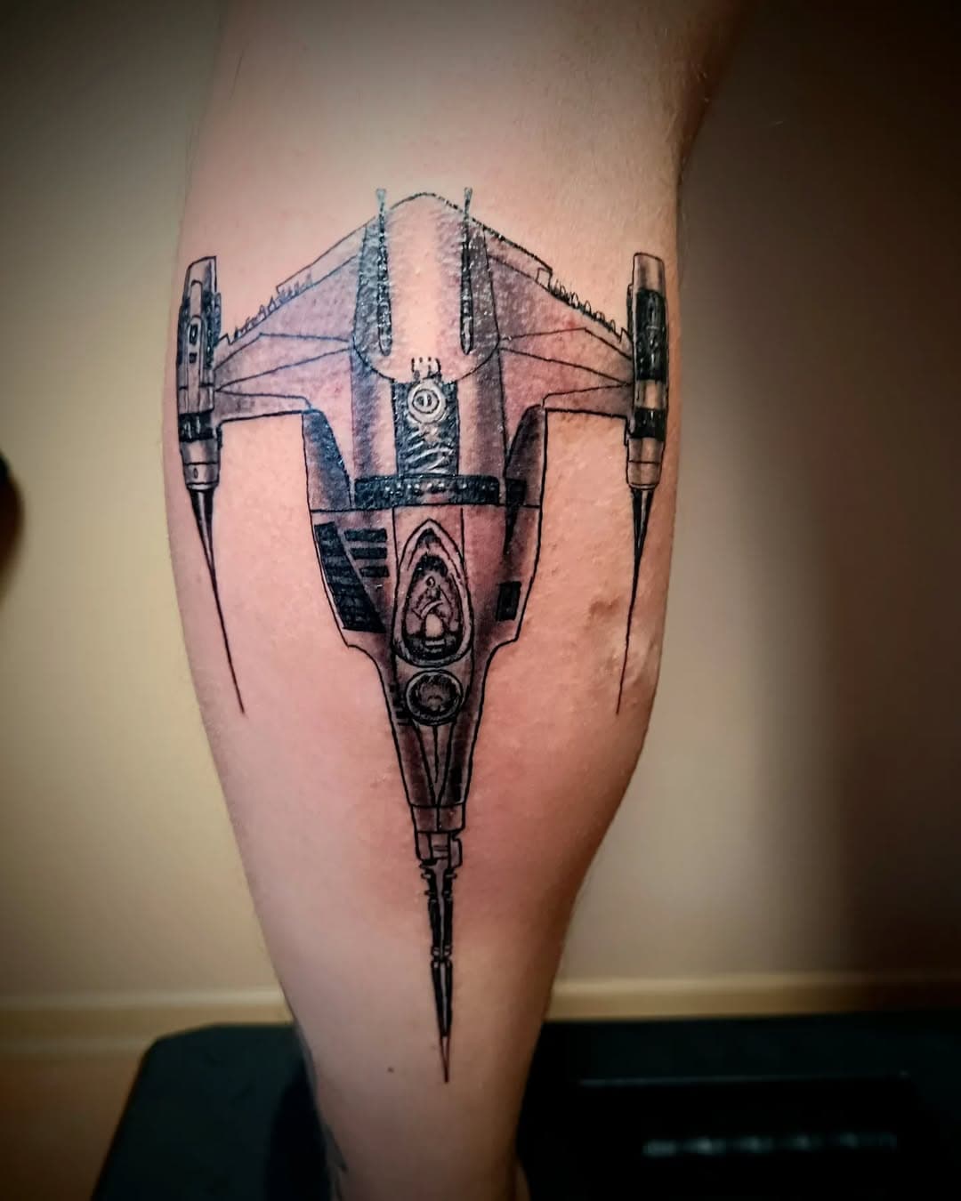 Der Anfang ist gemacht ✨ StarWars Starfighter ✨

#handarbeit #starwars#starwarstattoo
#tattoobein#tattoo2me #tattooart #tattoo #tattoos #tuedelmorstattoo #tattoart #tattooartist #tattooart #tattooinspirations #tattoostyle #tattooed  #tattooink #tattooshop #tattoostudio #tattoolovers #tattoodo #tattoomagazine  #inkininkouteilbek #elegant #elephanttattoo #hannover #hameln #hamburg  #tattooFlash #carpediem