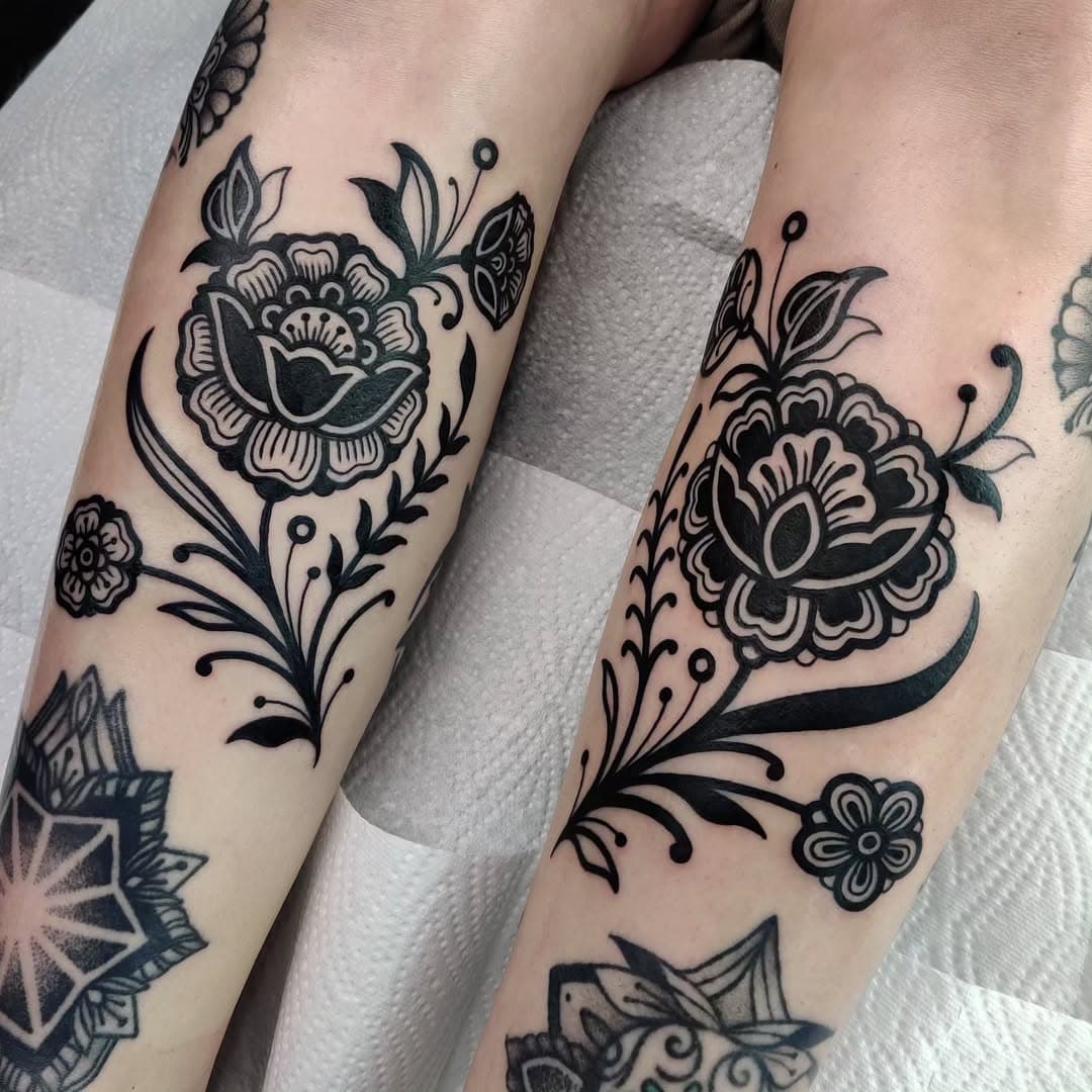 I really enjoyed making these complimenting gap fillers for Tania during my recent visit to @freak_chic_bulle 
Thankyou for asking me to add to your collection and for the chocolate Tania! And thankyou to everyone who got tattooed (and brought me treats! So spoiled) and everyone at the studio for having me 😘
.
.
.
.
#floraltattoos#matchingtattoos#complimentingtattoos#blackflowertattoo#ornamentaltattoo#folkarttattoo#boldtattoos#blacktattoos#shintattoos#kamiladaisytattoo