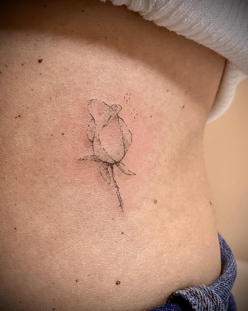 La rosa de l’Anabel que vam fer el dia de Sant Jordi 🌹✨❣️

#handpoketattoo #santjordi2024 #stickandpoketattoo #finelinetattoo #tatuajepequeño #minimaltattoo #tatuatge #rosetattoo #handpokemataró #granollerscentre #barcelonatattoo