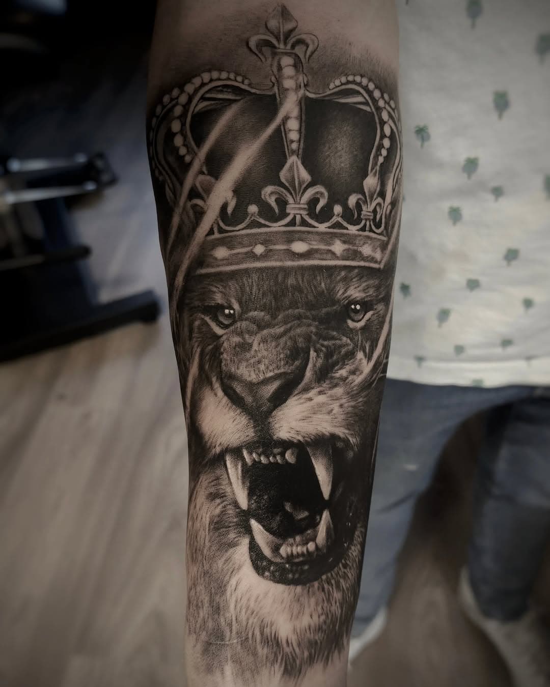 #tattooistartmagazine #tatoomania #tattoo #tattooedbodyart #tattooistartmag #inkedmag #ink #instagood #higheelsandice #divineinknorway #lion #liontattoo #myworldofink #divineink