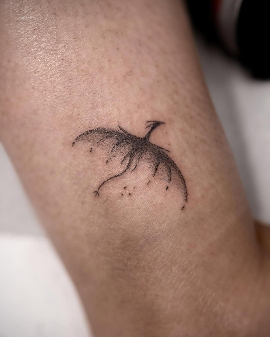 Dragoncito de mis flash de Sant Jordi para Melissa. Gracias por escogerlo!🐉🌹❣️
Hecho en mi primer paso por @feos_poblenou 

#handpoke #stickandpoketattoo #minimaltattoo #tatuatge #tatuajespequeños #finelinetattoo #barcelonatattoo #mataróhandpoke #granollerscentre