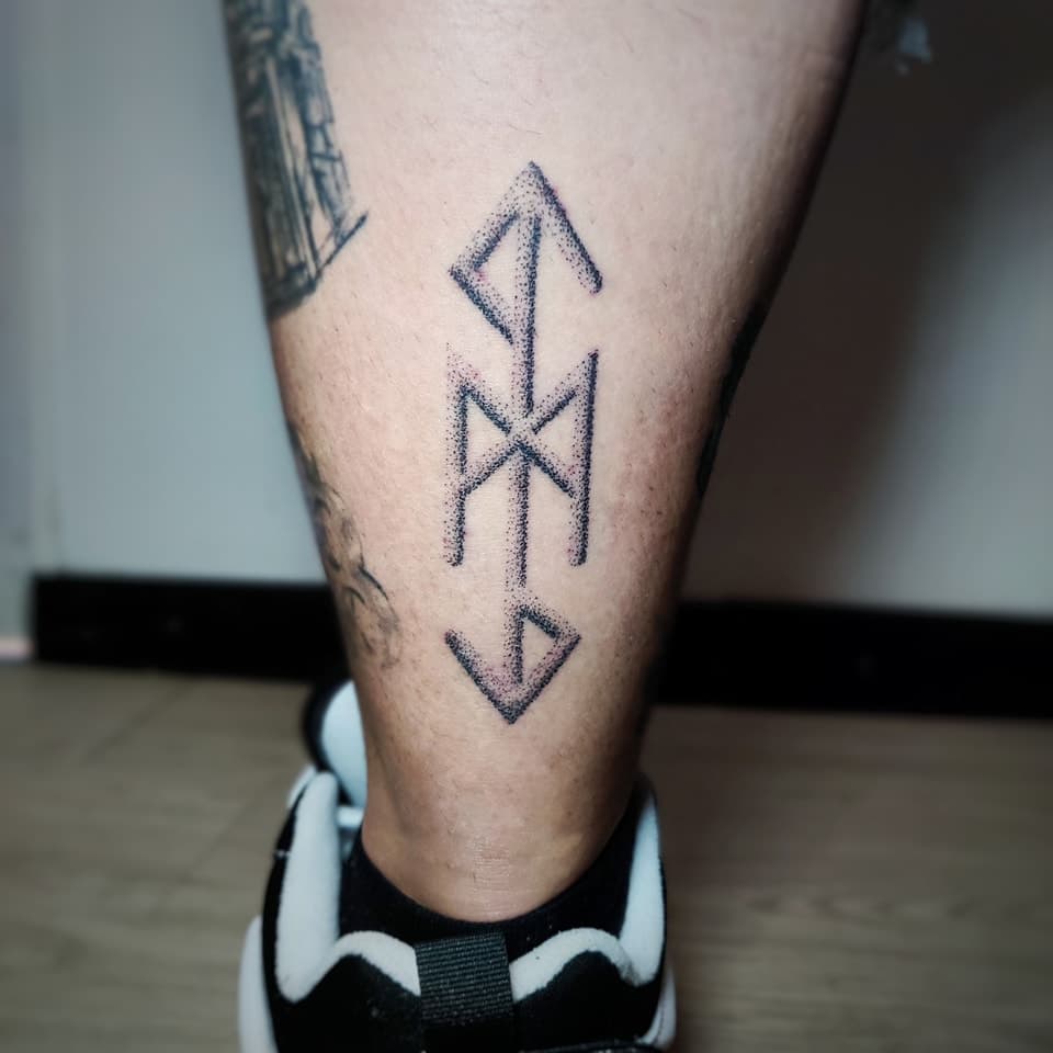 Bindrune (runa legata) eseguita per @calypso.tattoo in tecnica handpoke, senza macchinetta.
Abbiamo deciso di legare insieme tre rune, duplicandone due sia per rafforzarne il significato che per ottenere un disegno più armonico. 
Fatemi sapere nei commenti se riuscite a indovinare quali rune abbiamo usato ⚔

Rúnar munt þú finna
ok ráðna stafi,
mjǫk stóra stafi,
mjǫk stinna stafi,
er fáði fimbulþulr
ok gerðu ginnregin
ok reist Hroftr rǫgna.
Hávamál - strofa 142

Eseguita al @tattomatto_tattoostudio_ 🔥

 #tattoo #tattooist #norse #neonordic #vikingtattoo #nordictattoo #dotwork #viking #vikingdesign #vikingstyle #vikingart #handpoke #handpokedtattoo #rune #runetattoo #bindrune #bindrunetattoo #heathen #rome #italiantattooers