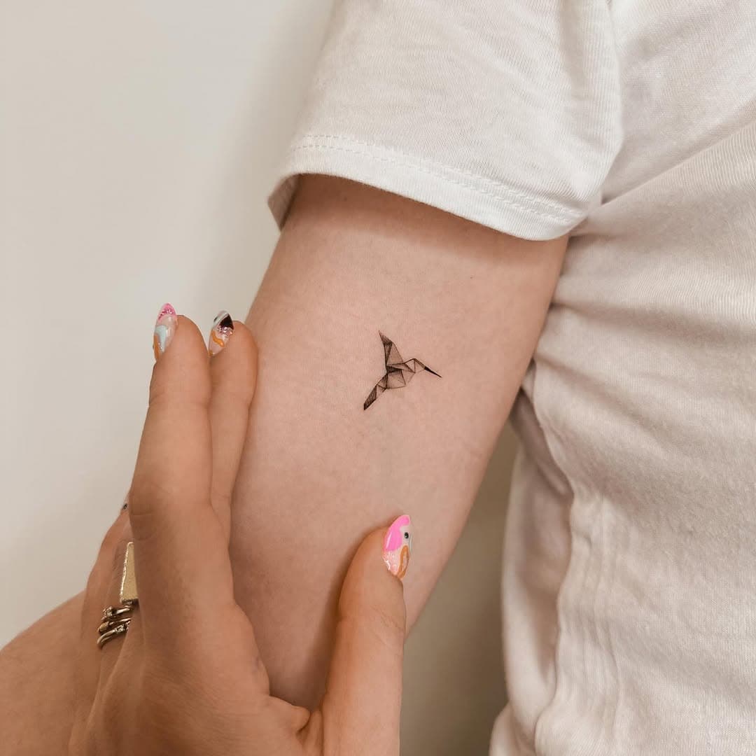 Del 9 al 13 de abril🥰♥️♥️✨ 23 tatuajes, a 15 personas muy topp! (2 de ellas repetidoras) amo el primero, esq amo todos, amo la ratita, las frases, los 🦀, todos! Y las confesiones que conllevan, los momentos con vosotros, el amor, todo! A mi @carlos_royu46 al que adoro 💘Cada uno es un reto y una historia💖 #finelinetattoo #linetattoo #tatuajespequeños #tatujebarcelona #gv