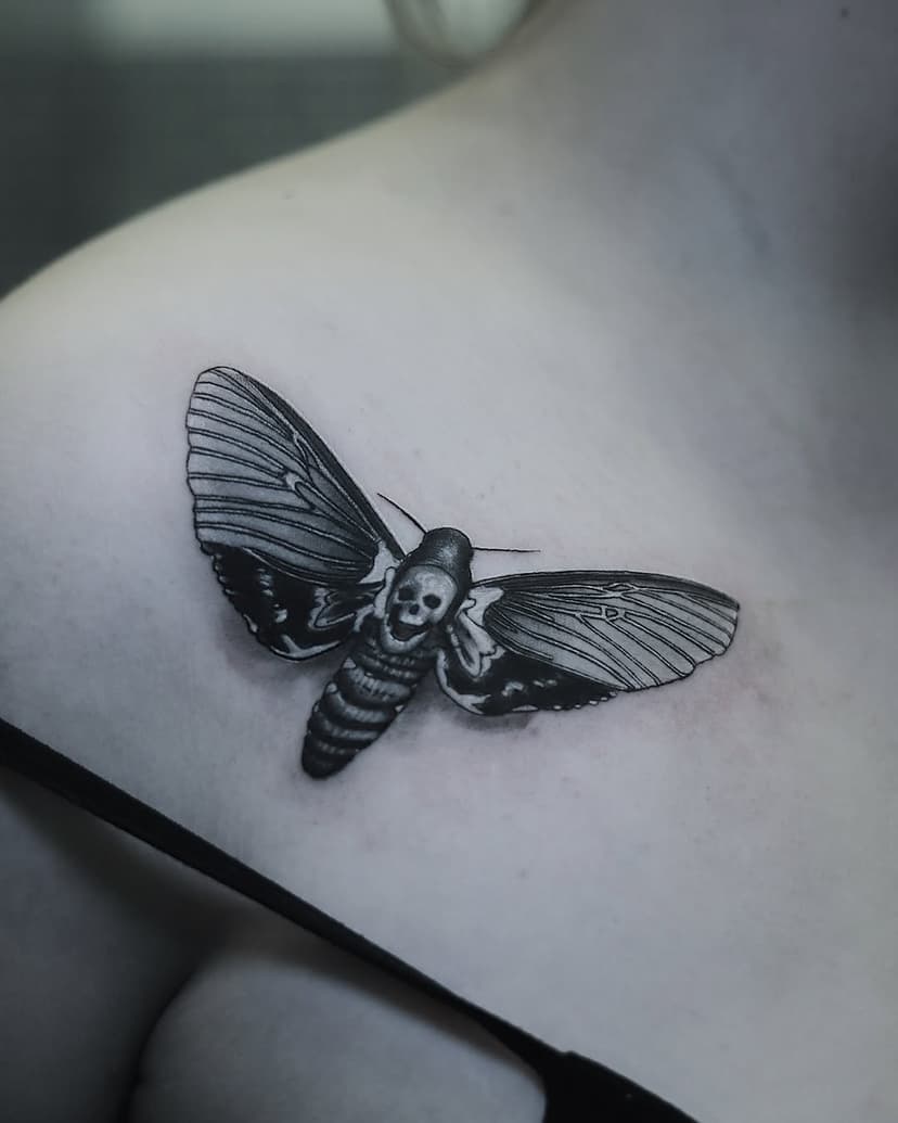 Hey, take a look at this rad moth by Bart! 🦋🎨 Moths aren’t just cool; they’re packed with symbolic meaning too. They often represent intuition, vulnerability, and transformation. 🌟

#realismtattooartist #didcot #hyperrealism #hyperrealismtattoo #hyperdarkink#tattoo #tattooart #oxford #tattooink #tattooart #tattooartist #tattoos #tattoooftheday #instatattoo