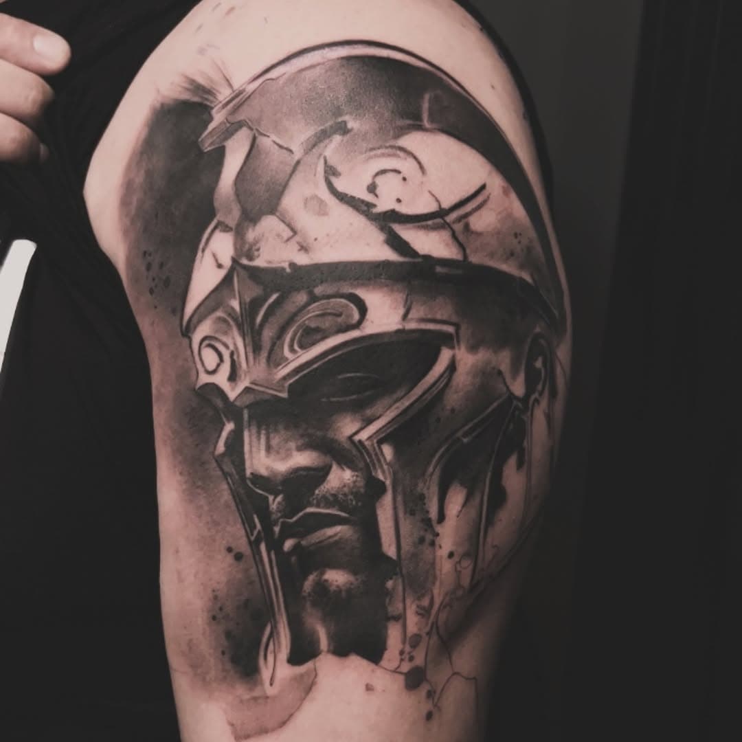 Tatuażysta Dominik Szymkowiak 🔴
Początek większej kompozycji. 
Więcej prac Dominika znajdziesz na www.arttattoo.pl