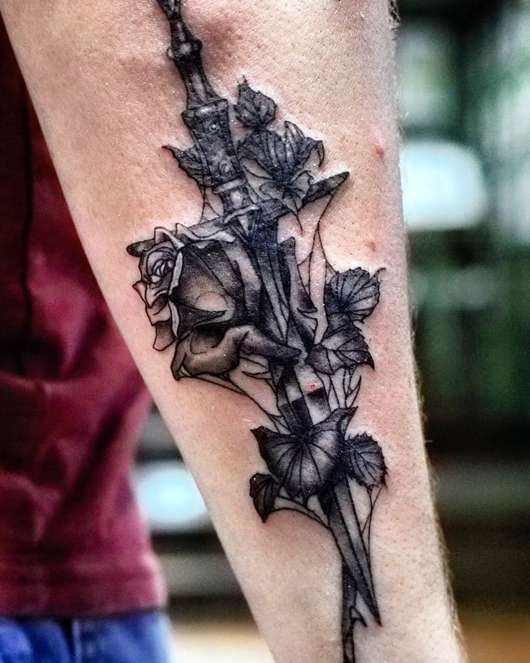 Got to do this dagger on one of the coolest baddest dudes I know @seth0p 🫡 
Done with love @painstaking_art 
#dagger #blackandgreytattoo #tattoo #houston #marinecorps #rose