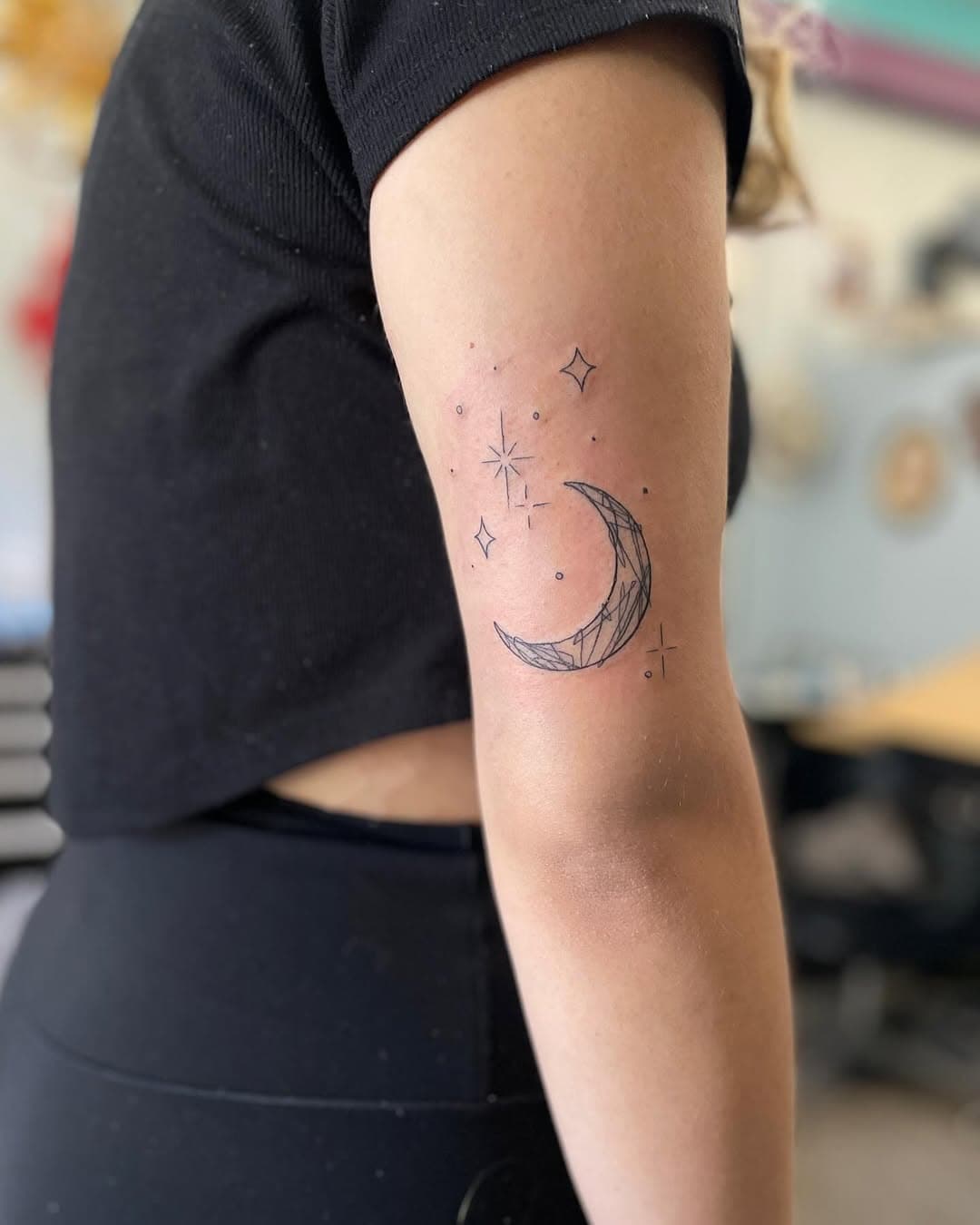 Ciara had drawn a design (on the last slide) and wanted to refine it a bit while still keeping its integrity. This was the result! 🌙 
Thanks so much for your trust with this!

I have maybe 2 slots still open in June, otherwise I’m currently booking in July. Please DM for appointments ✨