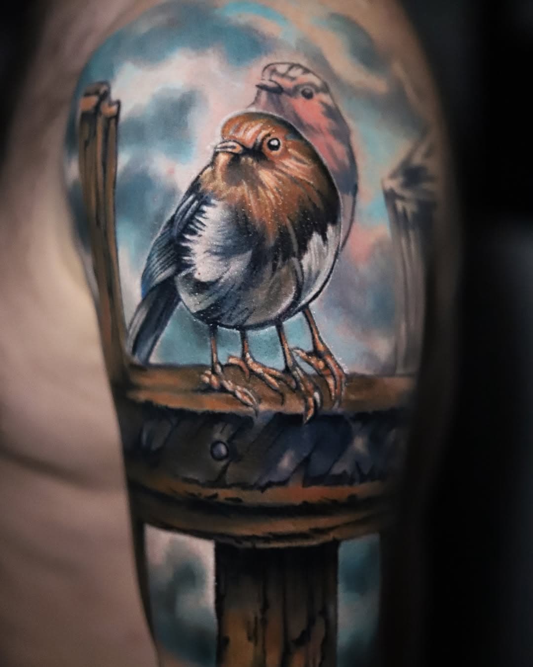 Hey, check out this awesome bird painted by Bart! 🐦🎨 Birds aren’t just fascinating creatures; they’re also rich in symbolic significance. They often symbolize freedom, hope, and new beginnings. 🌟

#realismtattooartist #didcot #hyperrealism #hyperrealismtattoo #hyperdarkink#tattoo #tattooart #oxford #tattooink #tattooart #tattooartist #tattoos #tattoooftheday #instatattoo