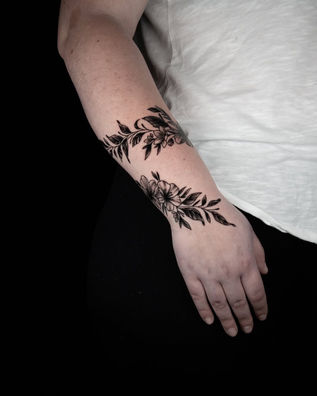 #floral #floraltattoo #finearttattoo #girltattoo #flowerstattoo #tattoo #inkedgirls
#filigranart #tattooart #bracelet #bracelettattoo