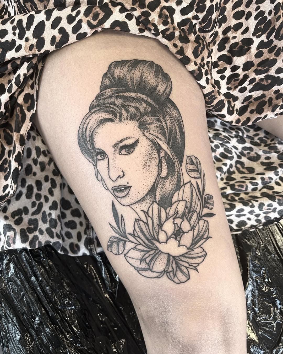 Another one of this Amy Winehouse portrait I done for my @graceloisrowe 🖤
-
#dotwork #dotworktattoo #amywinehouse #amywinehousetattoo #floraltattoo #flowertattoo #peonytattoo #tattoo #tattoos #tattooist #tattooartist #tattooideas #blackswantattoostudio #blackswansunderland