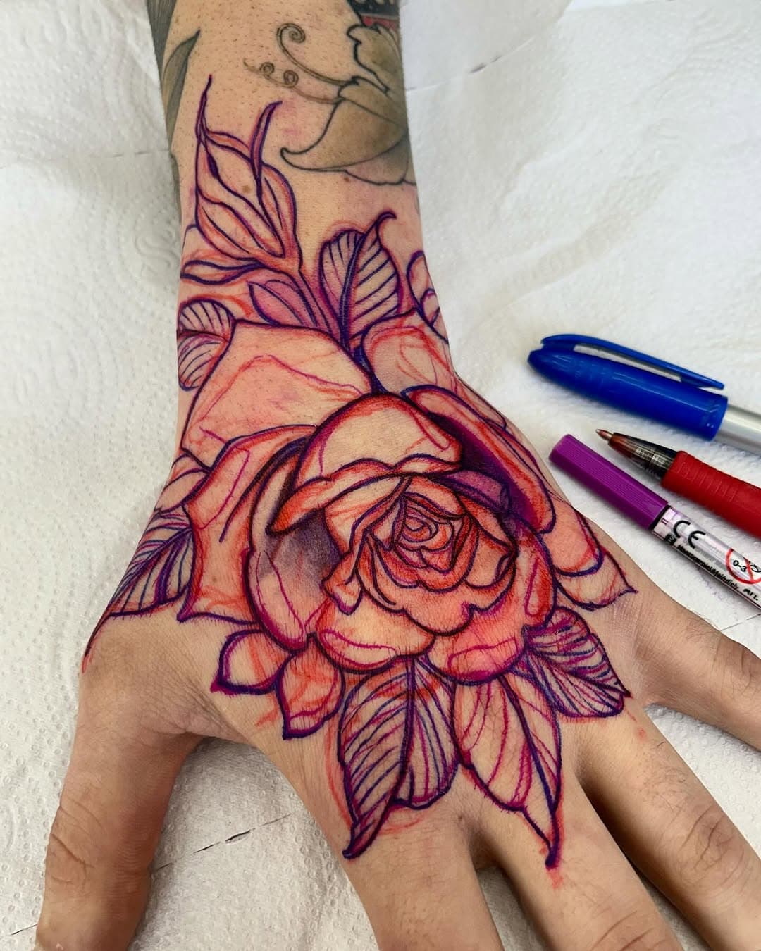 🌹 Freehand 🌹 

Arraste para ver o resultado!👀

Técnica perfeita para encaixar o desenho na pele de forma natural e harmônica, principalmente nesses locais de maior movimento do corpo ✨

Quem gostou reage aqui 👍🏼❤️

#tattoo #tatuagem #freehand #rosetattoo #rosatattoo #neotrad #neotraditional #tattoosp