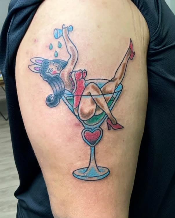Fun lil pinup piece! #traditionaltattoo #mansruintattoo #pinupgirltattoo #pinupgirl #mansruin #colortattoo