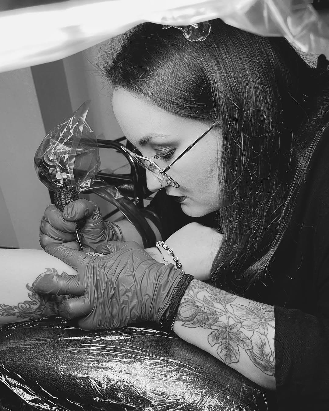 Tattoo Artist: @valentinaviotti.tattoo 
Specializzata nello stile ornamentale, apprezza le linee sottili e le figure delicate, fondendo elementi decorativi e naturalistici con simbologie spirituali ed esoteriche.
Disponibile anche per trattamenti di dermopigmentazione.
.
.
.
.
.
.
.
.
.
#tatuatore #tatuatrice #tatuatriciitaliane #tatuatriceitaliana #tattoowork #tattooworkers #tattooworld #fineline #fineliner #dermopigmentista #tattoobrescia #bresciatattoo #pmubrescia #dermopigmentazionebrescia