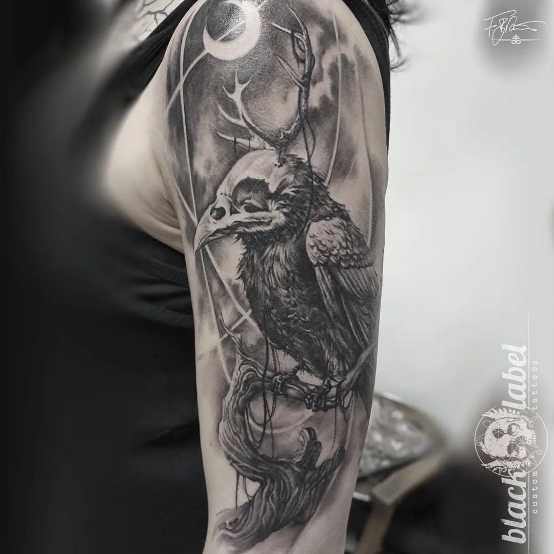 Kleines Vögelchen mit Geweih. Schon was länger her, hat aber Spaß gemacht.

#schwelmtattoo #schwelm #tattoostudio #wuppertal #wuppertaltattoo #raventattoo #blackandgreytattoo #krähentattoo #corvuscorax #darkart