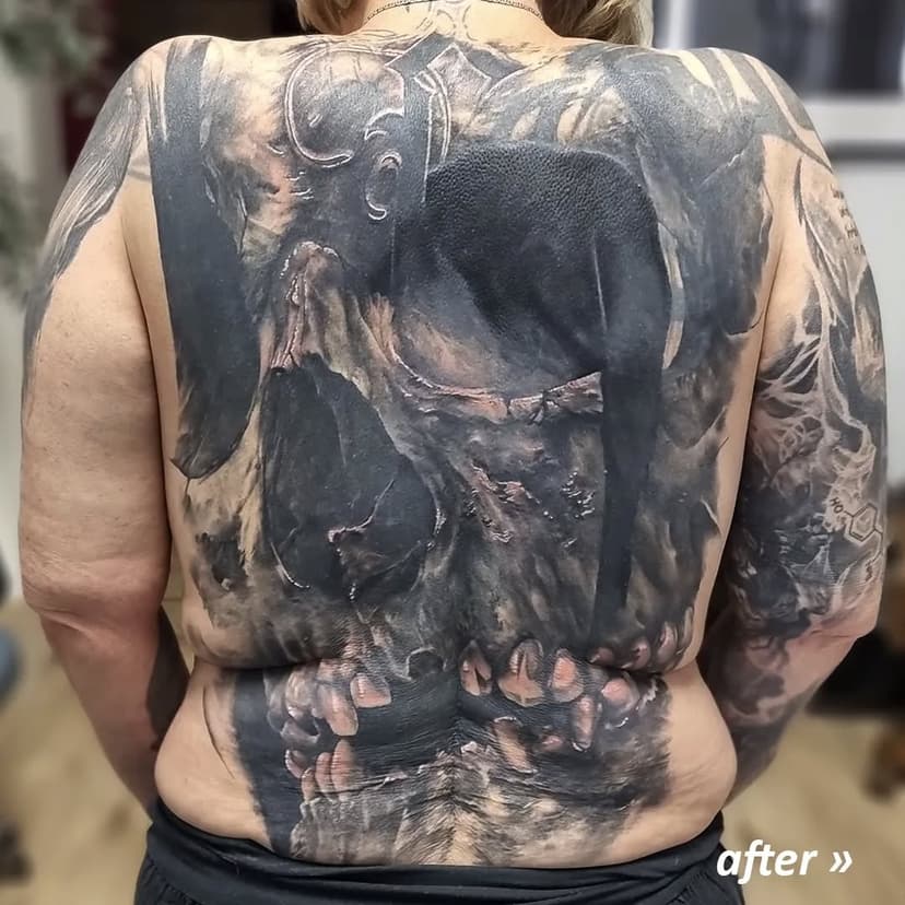 Tricky Cover-Up! Frau F.? Wir brauchen das nochmal ganz abgeheilt. ;) Aber: vermutlich der bislang größte Schädel, den ich machen durfte.

Wünsche euch einen schönen Feiertag!

#schwelmtattoo #tattooschwelm #schwelm #wuppertal #wuppertaltattoo #ennepetal #gevelsberg #tattoostudio #coveruptattoo #coverup #backpiece #skulltattoo #schädeltattoo #blackandgreytattoo