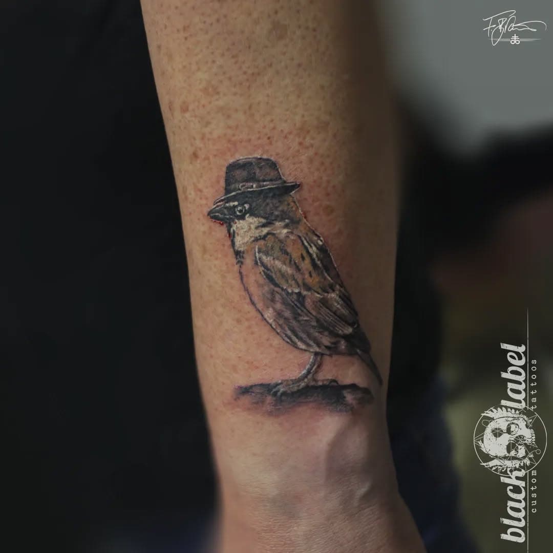 Wohl dem, der gut zu Vögeln ist. 🐦 Was habt ihr am freien Tag so getrieben?

#schwelm #schwelmtattoo #tattooschwelm #wuppertal #ennepetal #gevelsberg #wuppertaltattoo #tattoostudio #vogeltattoo #birdtattoo #tinytattoo #tinytattoos #tinyrealism #ornitologia #ornitology #birdwithhat #gutzuvögeln