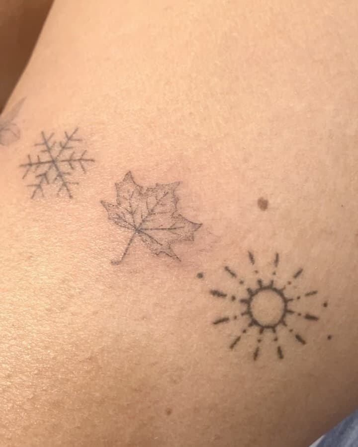 A aquest solet curat li vam afegir les estacions de l’any que faltaven 🌸❄️🍁🌞

#handpoke #stickandpoketattoo #minimaltattoo #tatuatge #finelinetattoo #barcelonatattoo #mataró #granollers