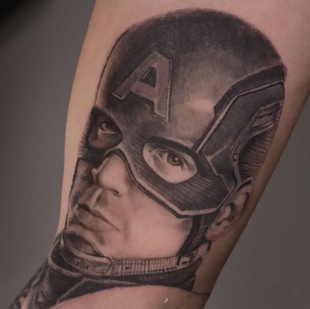 Capitan America! Appena fatto e guarito (swipe).
•
Dettaglio di un braccio in progress a tema Marvel. 
•
 Mi rendo conto che non posto quasi mai niente, ma odio i social media, mi tolgono tempo utile alla vita e alla creazione dei tatuaggi. 
•
Grazie @alessandro.salis01 per la fiducia! Ci siamo quasi!

Per appuntamenti e informazioni
DM @alessandrogogioso_tatuatore 
📲 3275915117
•
Salita dell'Oro 21r
•
www.alessandrogogioso.it

#tatuaggi #tatuaggiobraccio #genova #tattoogenova #tatuaggiomarvel #tatuaggiorealistico #portraittattoo #tatuaggiobiancoenero #eyetattoo #tatuatoregenova #tattoostudiogenova #alessandrogogioso
#realismtattoo