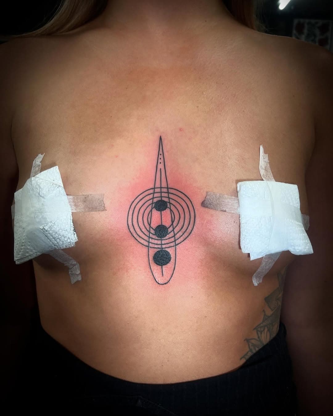Water droplet tattoo for Christina, designed by the awesome @kaleidoscope___o  Officially my most difficult tattoo of the year so far 🖤🏴‍☠️ Thanks guys 😅
.
.
.
.
.
.
.
.
.
.
.
.
.
.
.
#tattoo #tattoos #luckycattattooparlour #luckycattattooglasgow #guyswithtattoos #girlswithtattoos #glasgowtattoo #glasgowtattoostudio #japanesetattoo #blackandgreytattoo #backpiece #ink #blackwork #blackworkers #traditionaltattoo #traditionaltattoos