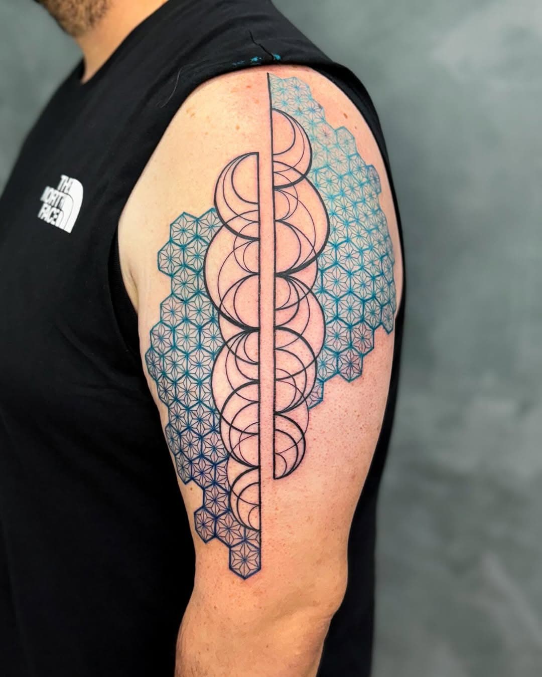 Mergulhando na harmonia das formas e na tranquilidade do azul. 
Cada circulo, cada espaço vazio, conta uma historia de ancestralidade. 
Uma homenagem nada convencional às raizes que conectam o passado à pessoa que hoje carrega essa tattoo.
______________________________________________
Quer tatuar comigo? 

Os orçamentos e agendamentos são feitos pelo email danicunhatattoo@gmail.com ou pelo WhatsApp 11987902213 
.
.
.
#tatuagemgeometrica #geometry #geometriasagrada #sacredgeometry #blue #tattoo #tatuadorabrasileira