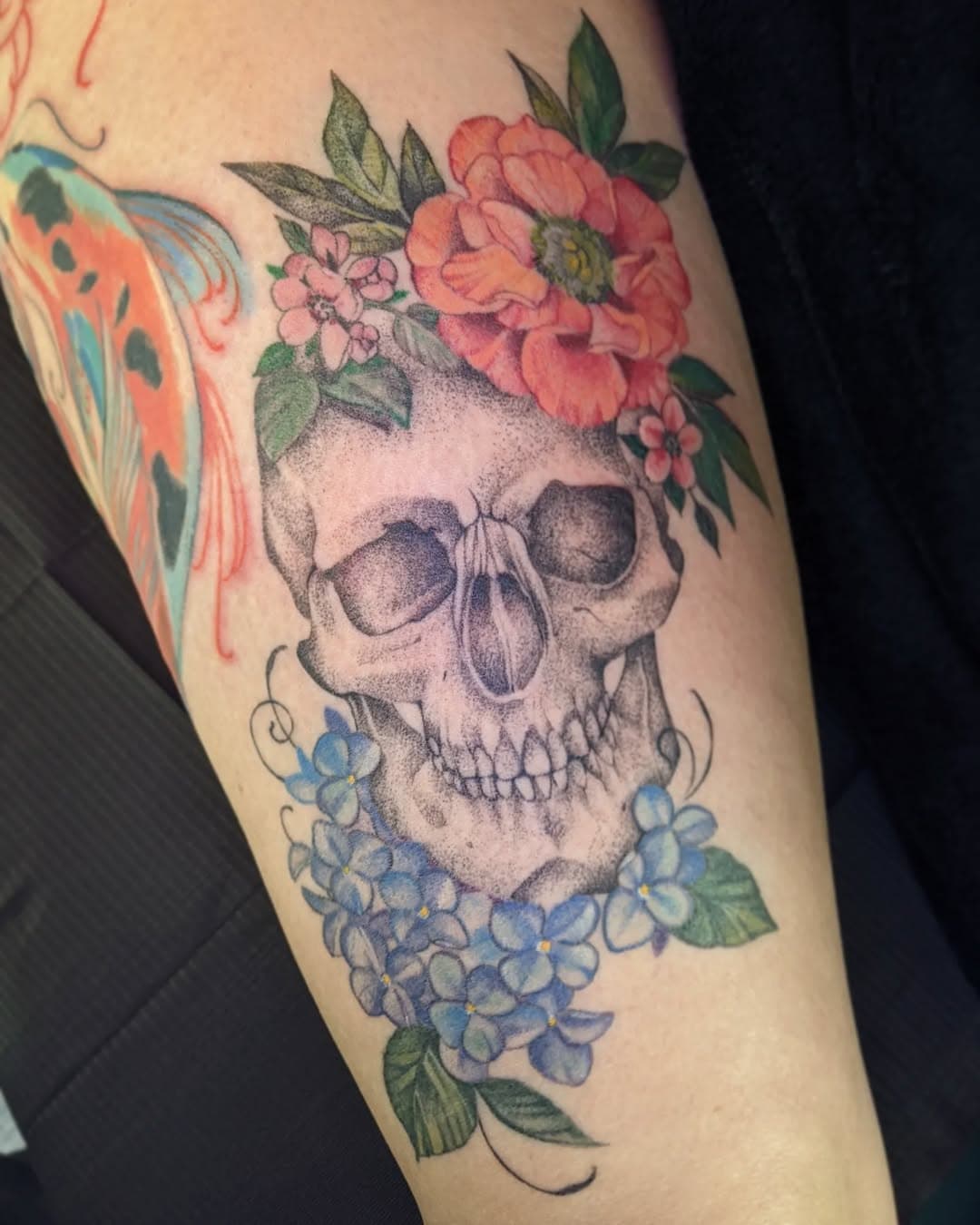 Healed skull and florals on a regular client who always brings the treats and banging ideas, great sessions just feel like everything is a-okay in that time spent. 
Bones and florals be just so sweet and delightful to make,  especially now that I've got 3d printed skull reference to work with and my magic garden projects in my yard are starting to pay off,  love this combo so dang much, add a butterfly and tuck me ya feel?