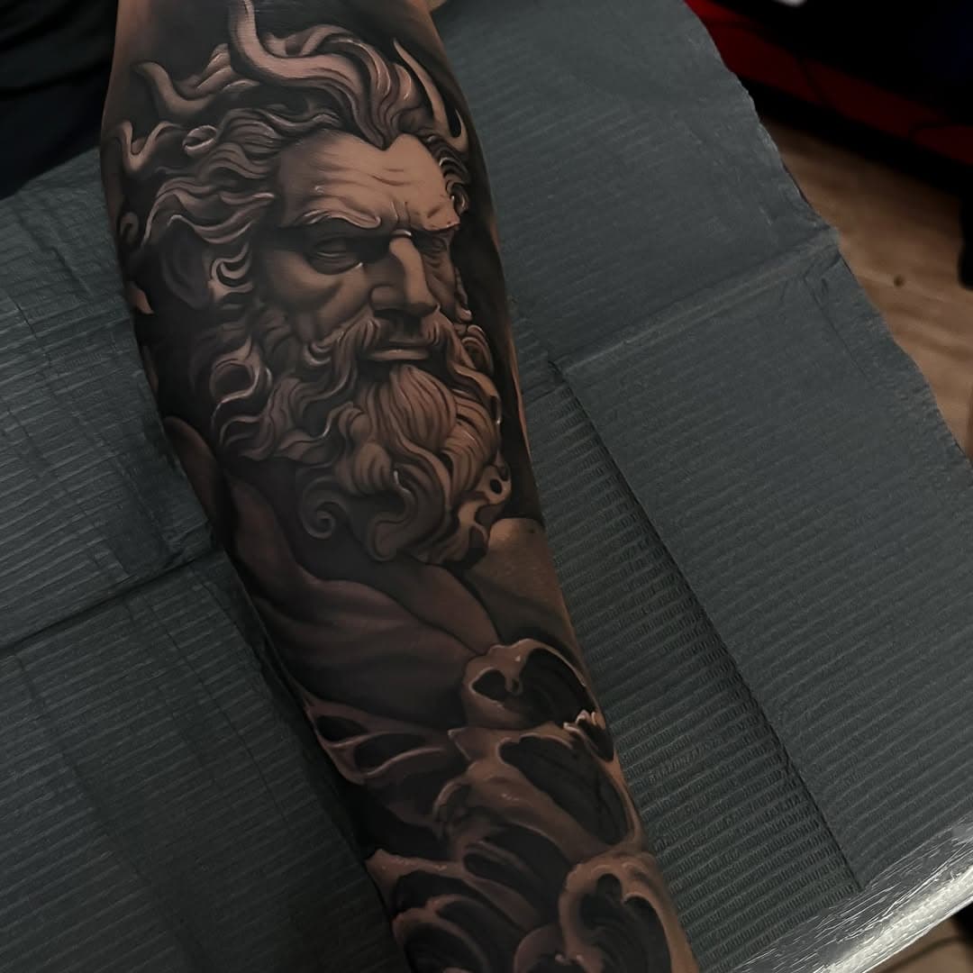 POSEIDON - FOTO TOMADA CON LUZ NATURAL- 
He de decir que he probado los filtros cpl para las fotos pero no me gusta realmente como se ven los tatuajes, por lo menos mis piezas las veo mejor con luz natural que con lente cpl, no sé si es porque no tengo ni puta idea de fotografía o porque simplemente es mejor al natural. He de decir a mi favor que intento contrastar las piezas mucho,siempre y cuando el cliente me deje, ya que no todos me dejáis realizar lo que me da la gana pero bueno ese es otro tema….. y al contrastar tanto las piezas, creo que no puedes ni usar el cpl ya se ve más negro que vuestras almas muchachos.En resumidas cuentas creo que voy a mejorar la iluminación natural que tengo y voy a mandar el cpl a la mi….