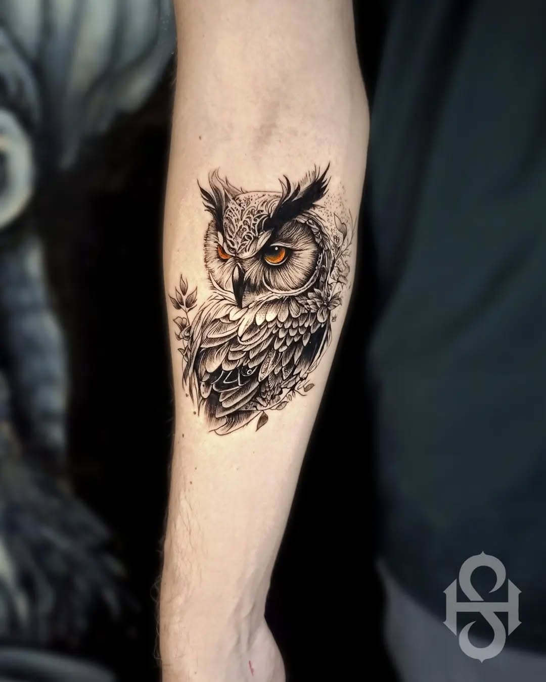 🦉 Magia, sabedoria, mistério. A Coruja possui olhos que enxergam o invisível. Ela é íntima da escuridão, e também guardiã dos primeiros raios da aurora. 

Esse belo espírito é o animal de poder do amigo Davi, agora eternizada em seu braço.

 A coruja é reverenciada em diversas culturas como símbolo maior da sabedoria, pois consegue enxergar além das aparências e das frágeis fronteiras da realidade. 

Também conhecida como “Águia da Noite”, ela voa pelas sombras sem medo algum, protegida pela luz invencível da consciência.

Últimas datas de junho disponíveis 🔥
48 99108-6213 ou Direct