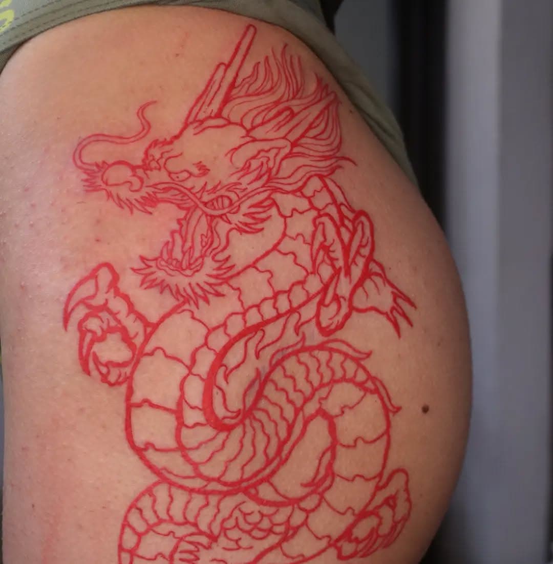 Questo tatuaggio ha un importanza particolare per me. 

Ovviamente non lo porterò io sulla pelle ma lo porterò sempre nel cuore perché é stato il primo drago giapponese che ho tatuato. 

Ed é un drago giapponese ad avermi portato fino a qui. 
Erano ancora gli anni 80 e un me bambino rimase folgorato da un tatuaggio di un dragone sulla schiena di un personaggio dei cartoni. Quel personaggio era appunto Sirio il dragone dei cavalieri dello zodiaco. 

Da quel giorno quell'immagine rimase nella mia mente e quanti draghi ho disegnato da bambino... Tanti tanti. 

Alle elementari i miei draghi erano molto apprezzati dai miei compagni tanto che ancora adesso qualcuno mi racconta di averne trovati conservati nei vecchi ricordi. 

Oggi ho 40 anni, una vita é passata. Ma oggi ho tatuato il mio primo drago giapponese. 

Oggi é il giorno che la carpa diventa drago. 

•
Per appuntamenti e informazioni
DM @alessandrogogioso_tatuatore 
📲 3275915117
•
Salita dell'Oro 21r
•
www.alessandrogogioso.it

#tatuaggi #tattoo #genova #tattoogenova #dragotattoo #japanesetattoo #tatuaggiogiapponese #tatuaggi #tatuatoregenova #tattoostudiogenova #alessandrogogioso #tatuaggiogiapponesegenova #dragogiapponese