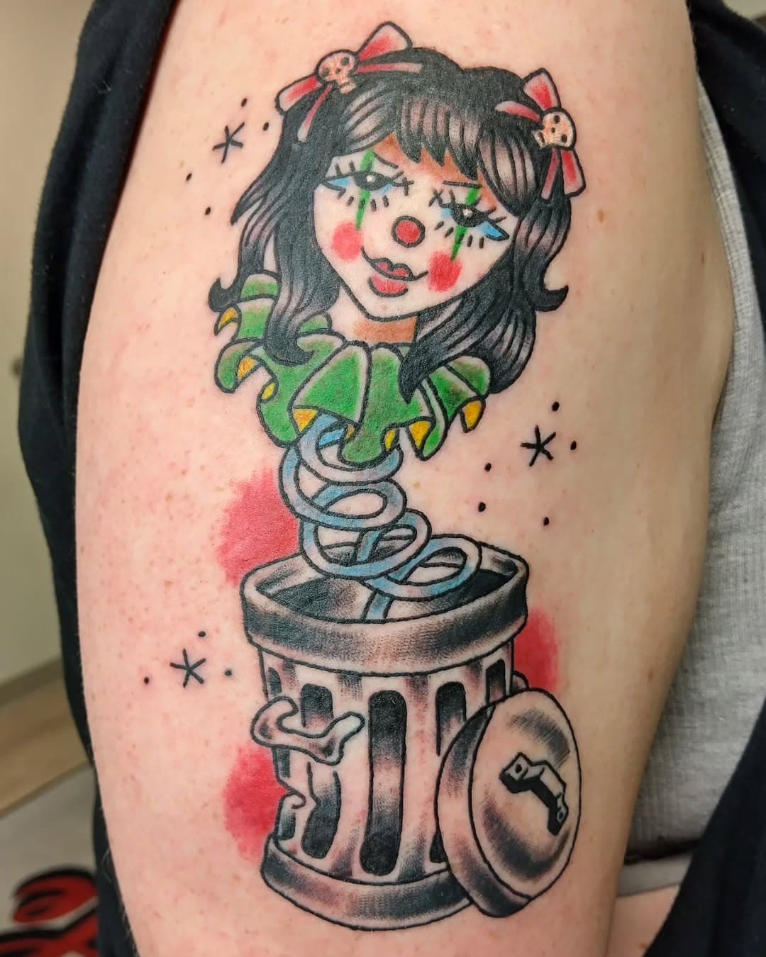 Fun tradi trash can jack-in-the-box I got to create for @angryrobotarmy Thanks for looking! #clowntattoo #traditionaltattoo #jackintheboxtattoo #jackinthebox #clown #traditattoo #tradi #colortattoo