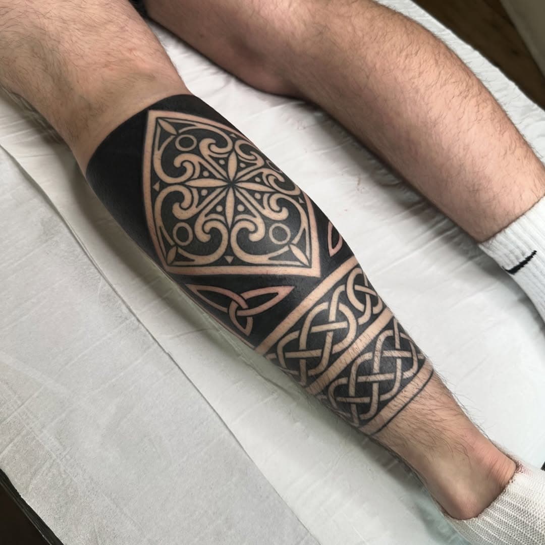 More to Thomas’s leg. Mostly healed, black is fresh. Thanks man, really looking forward to the next session!

@insidertattoo 

#tattoo #tattooer #tattooflash #tattoosandflash #traditionaltattoo #traditionalflash #oldlines #tribal #tribaltattoo #celtic #celtictattoo #celticknotwork #pictish #pictishtattoo #ancientscotland #boldwillhold #darkartists #btattooing  #traditionalartist #illustration #blackwork #blacktattoo #tribalflash #classictattoo #insidertattoo #edinburgh #edinburghtattoo #scottishtattoo