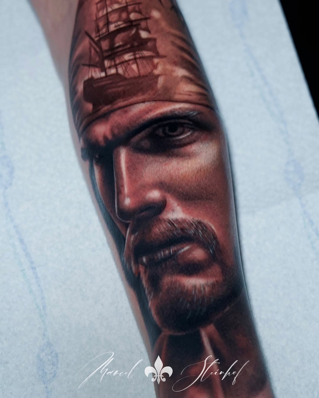 • ⚜️ 🏴‍☠️ PIRATE REALISTIC TATTOO ⚜️ • #realistictattoo #realismotattoo #realismtattoo #realisticrosetattoo #portraits #portraittattoo #realismart #realismtattoos #inkrealistic #realisticink #pirate #pirates #pirateship #piratesofthecaribbean #tattooart #tattooidea #tattooidea #dresdentattoo #tattoodresden #inklife #inktattoo #inkart #inklove #inkmag #inkfeature #inkig #amazingink #blackngreytattoo #usa 
• #tattoogoodscartridges